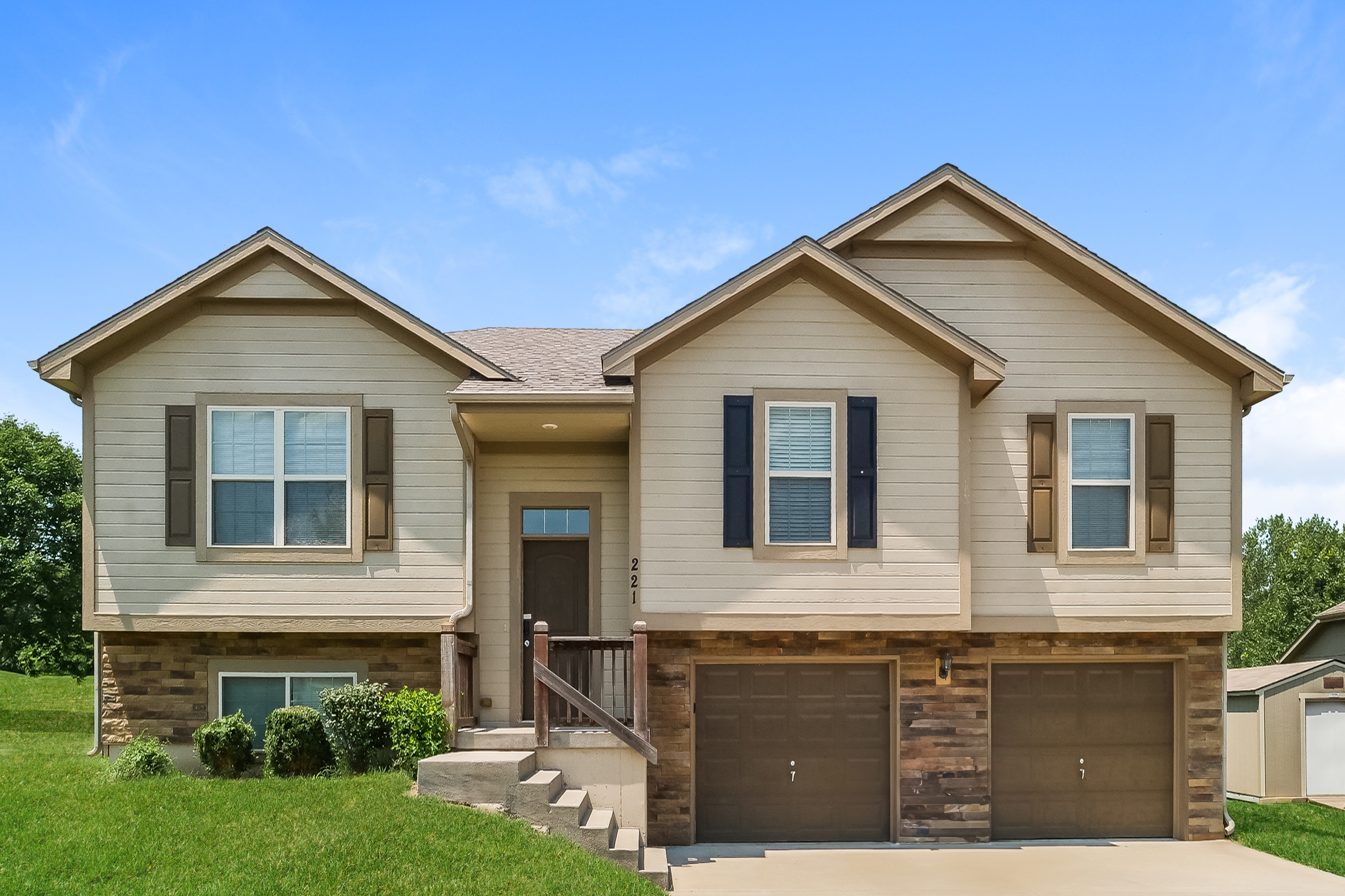 221 Golfview Dr Pleasant Hill, MO 64080